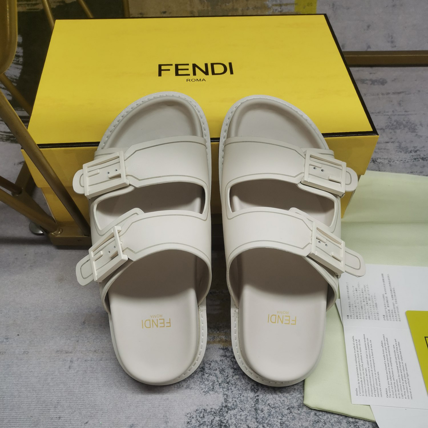 Fendi Feel WhiteFF Stoff-Slides - EUR FASHION