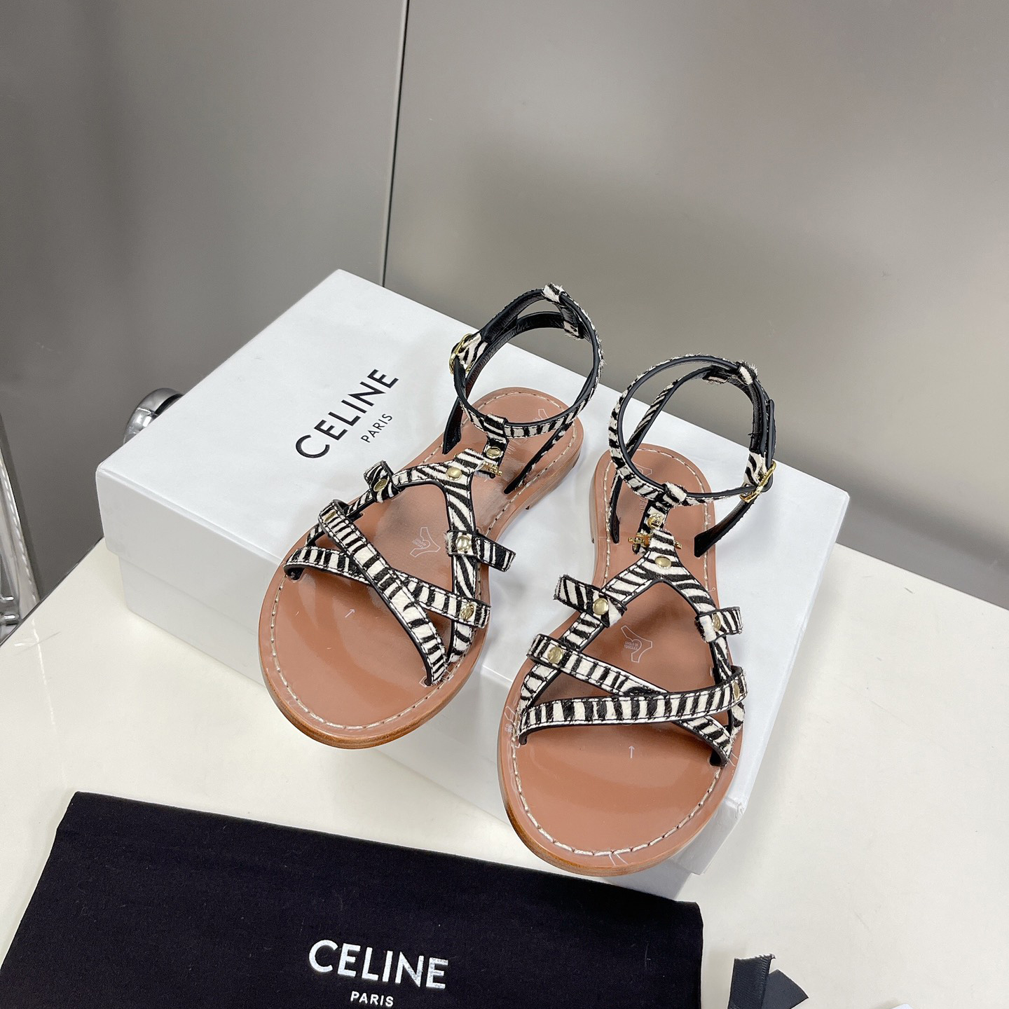 Celine Taillat Triomphe Sandale aus haarigem Kalbsleder mit Zebramuster Schwarz/Weiß - EUR FASHION