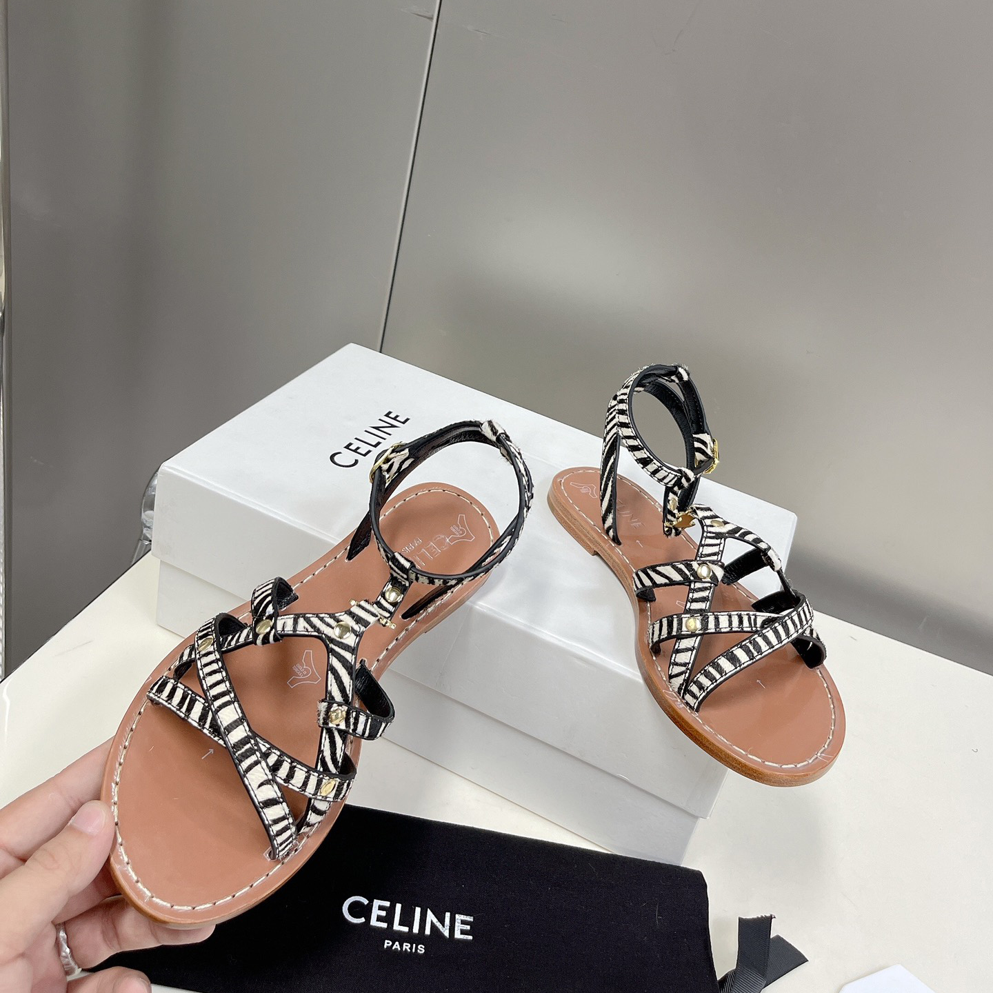 Celine Taillat Triomphe Sandale aus haarigem Kalbsleder mit Zebramuster Schwarz/Weiß - EUR FASHION