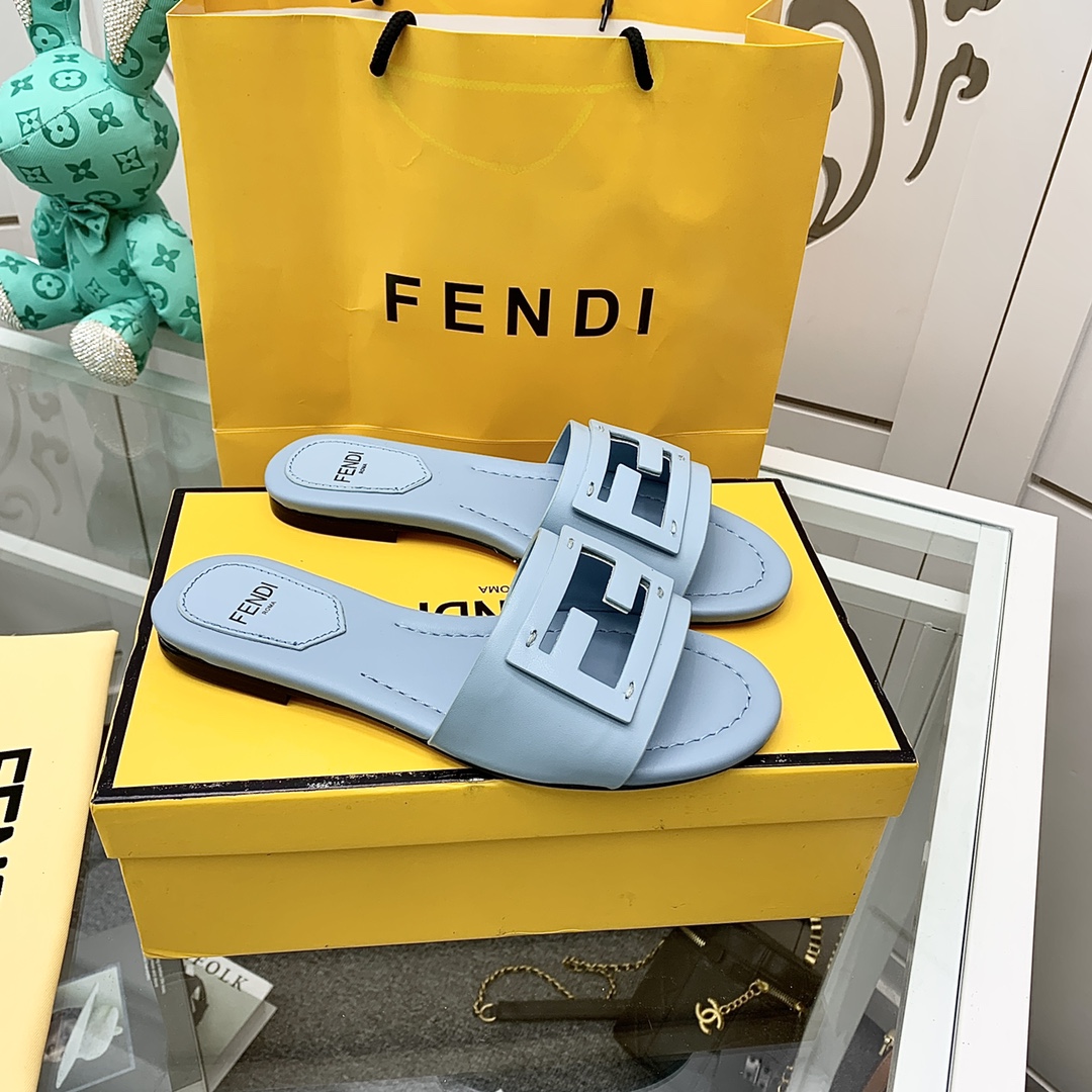 Fendi Signature Hellblaue Leder-Slides - EUR FASHION