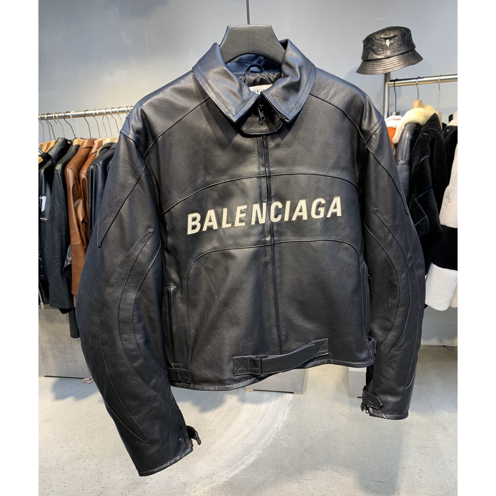 Balenciaga Upcycled Bikerjacke aus schwarzem Kalbsleder - EUR FASHION