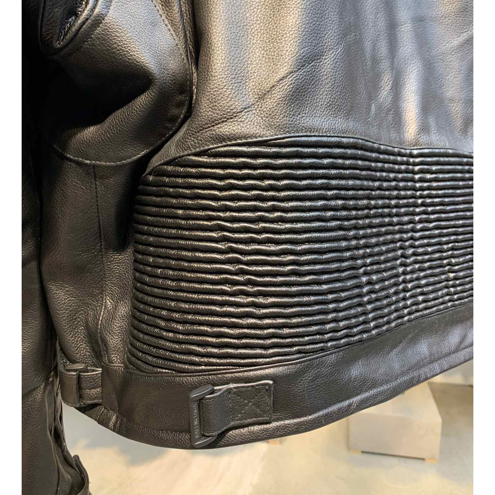 Balenciaga Upcycled Bikerjacke aus schwarzem Kalbsleder - EUR FASHION
