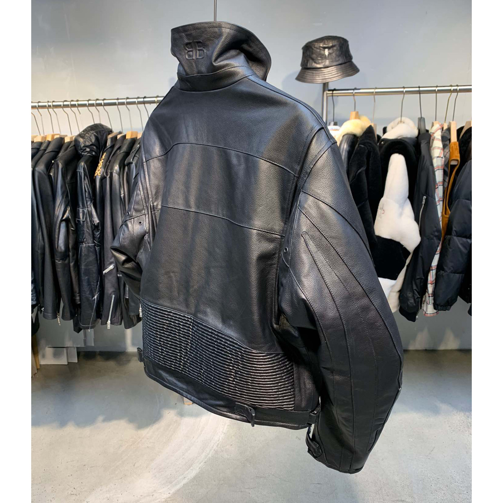 Balenciaga Upcycled Bikerjacke aus schwarzem Kalbsleder - EUR FASHION