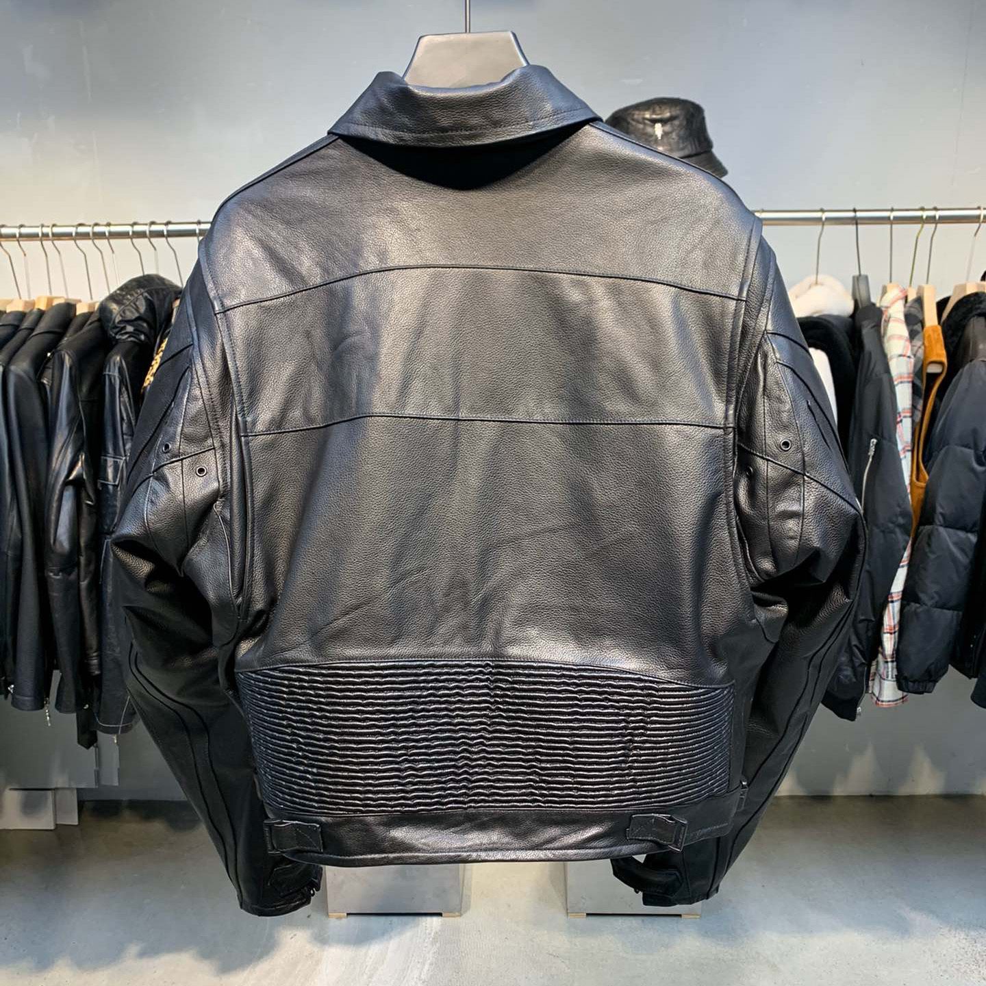 Balenciaga Upcycled Bikerjacke aus schwarzem Kalbsleder - EUR FASHION