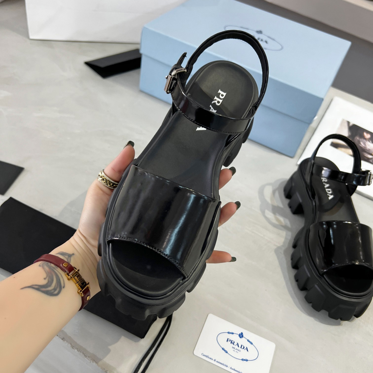 Prada Monolith-Sandalen aus gebürstetem Leder - EUR FASHION
