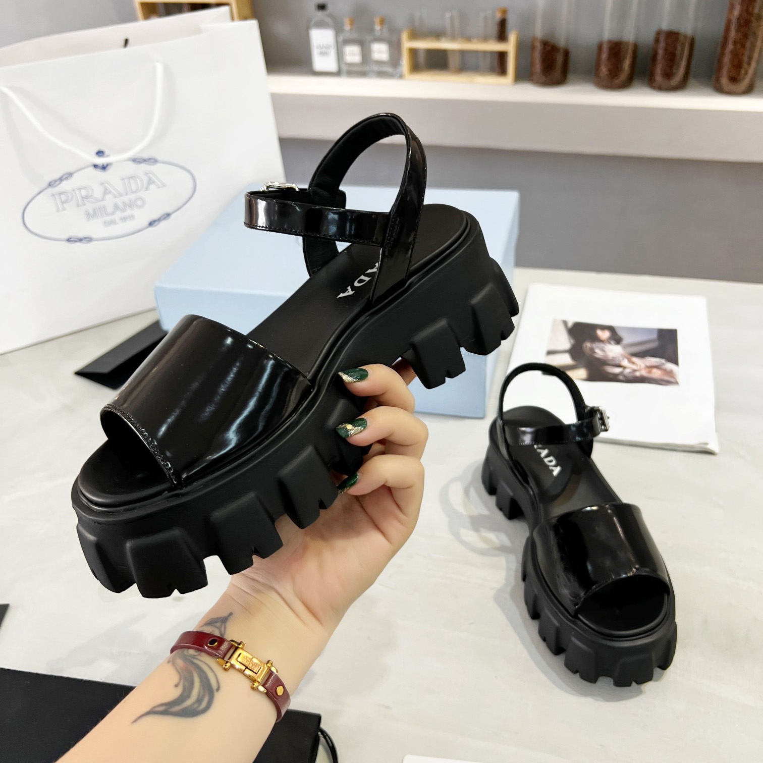 Prada Monolith-Sandalen aus gebürstetem Leder - EUR FASHION