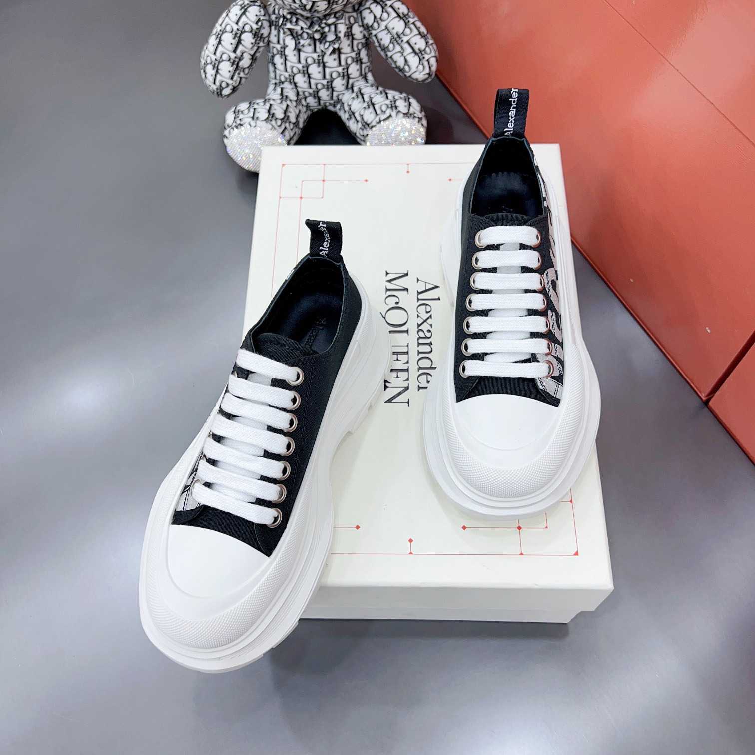 Alexander Mqueen Tread Slick Schnürschuhe in Schwarz - EUR FASHION