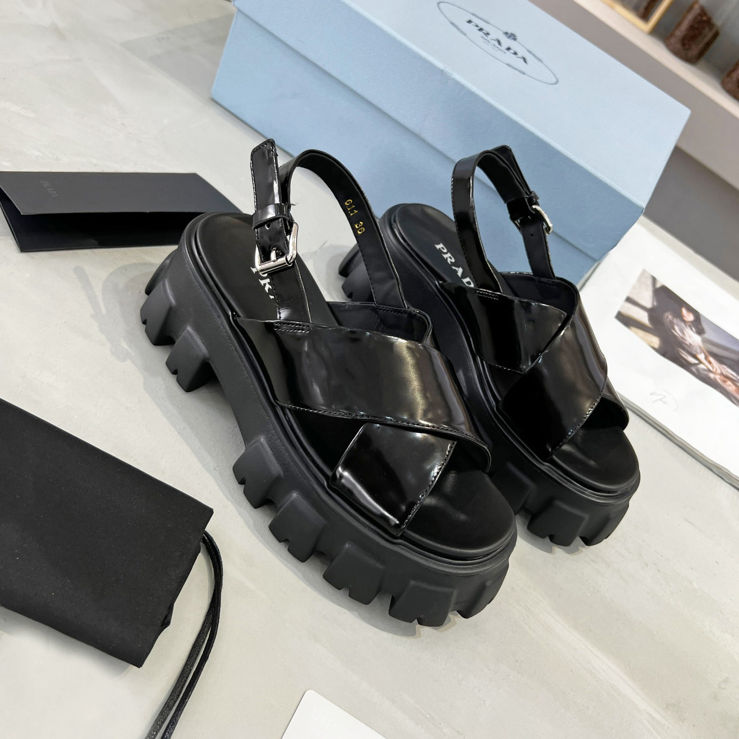 Prada Monolith-Sandalen aus gebürstetem Leder - EUR FASHION