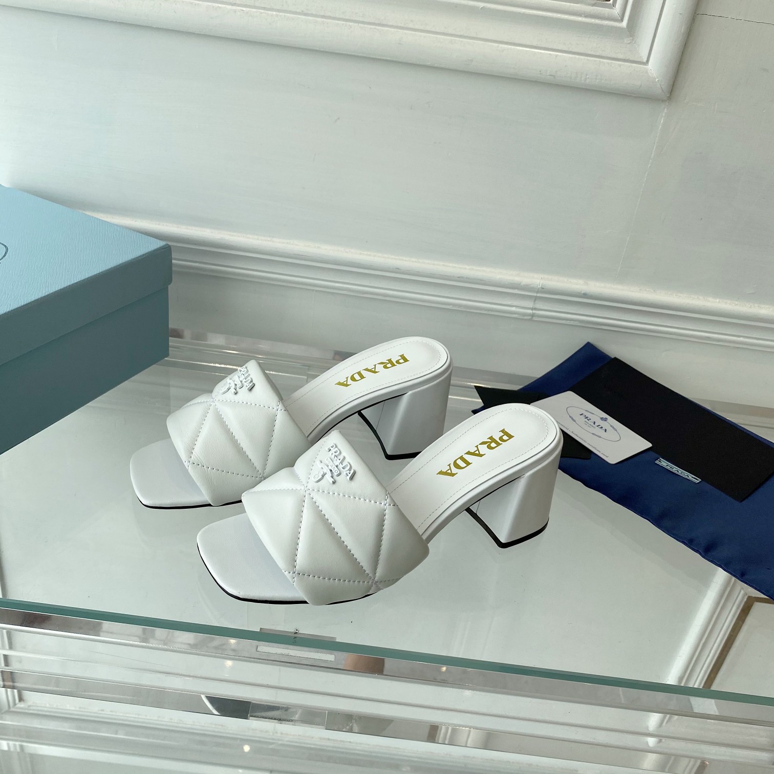 Prada gesteppte Sandalen aus Nappaleder - EUR FASHION