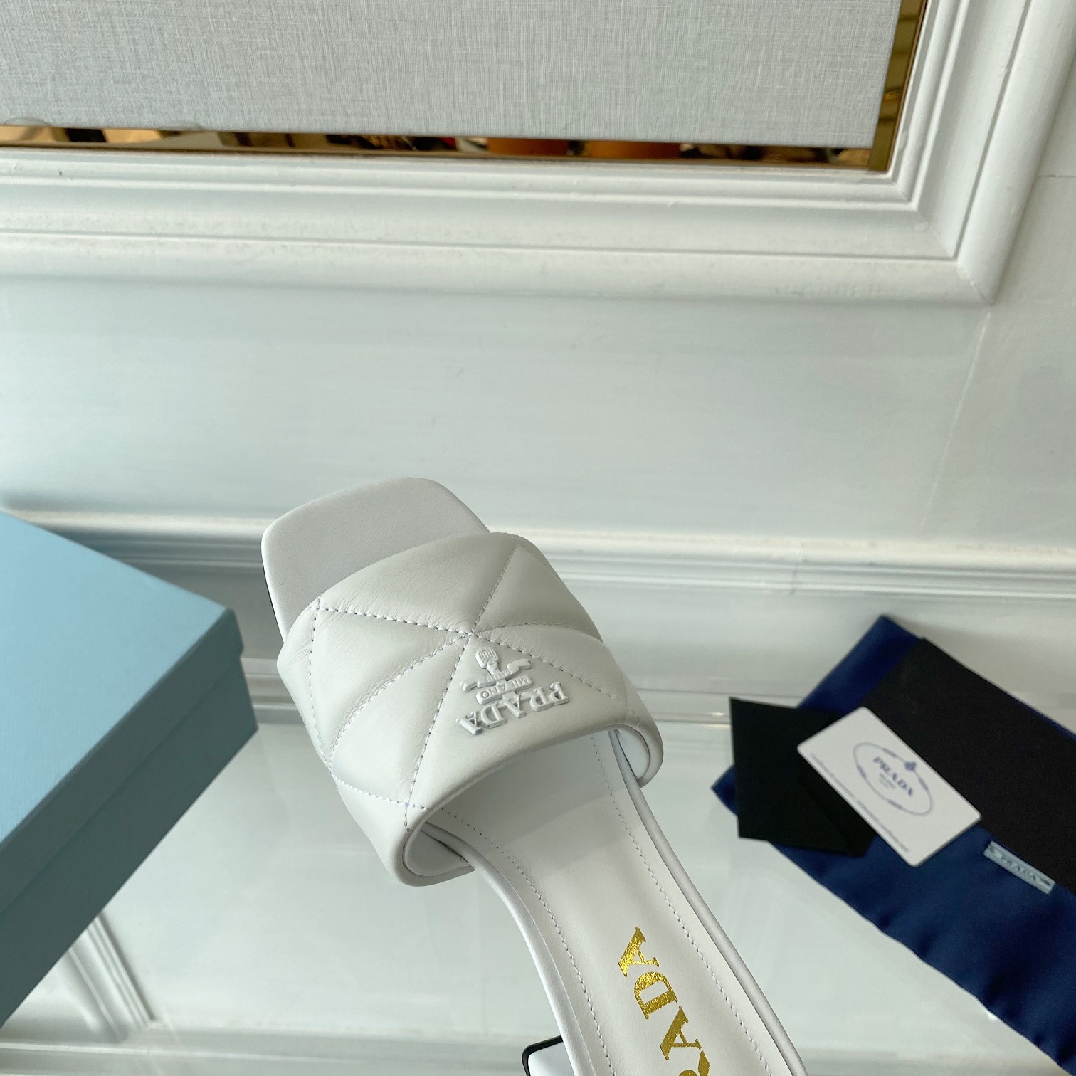 Prada gesteppte Sandalen aus Nappaleder - EUR FASHION
