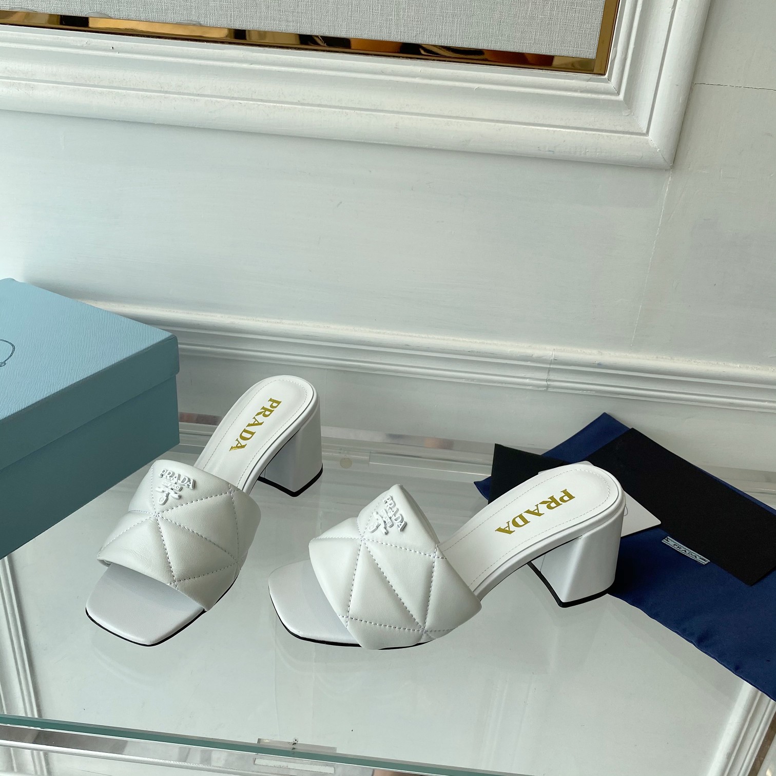 Prada gesteppte Sandalen aus Nappaleder - EUR FASHION