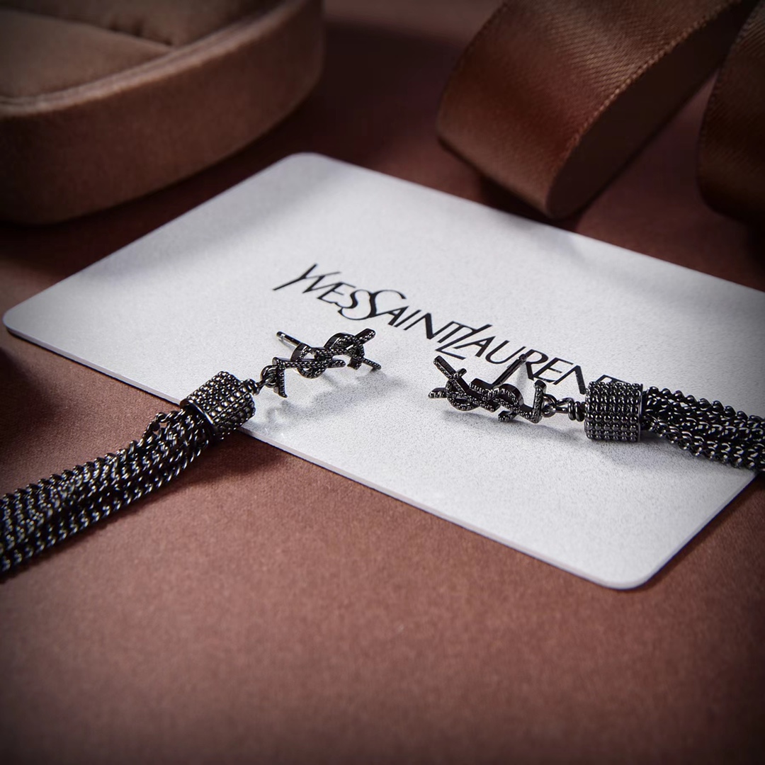 Saint Laurent Loulou Ohrringe mit Kettenquasten aus hellgoldfarbenem Messing - EUR FASHION