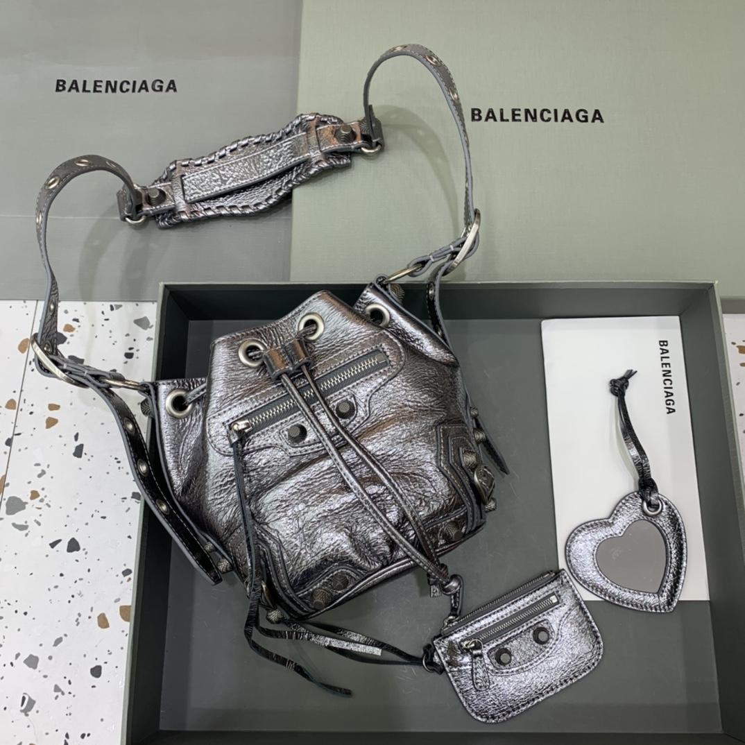 Balenciaga Le Cagole XS Beuteltasche aus silbermetallisiertem Arena-Lammleder, Beschläge in Altsilber mit weißen Strasssteinen (15–19,8–17,8 cm) - EUR FASHION