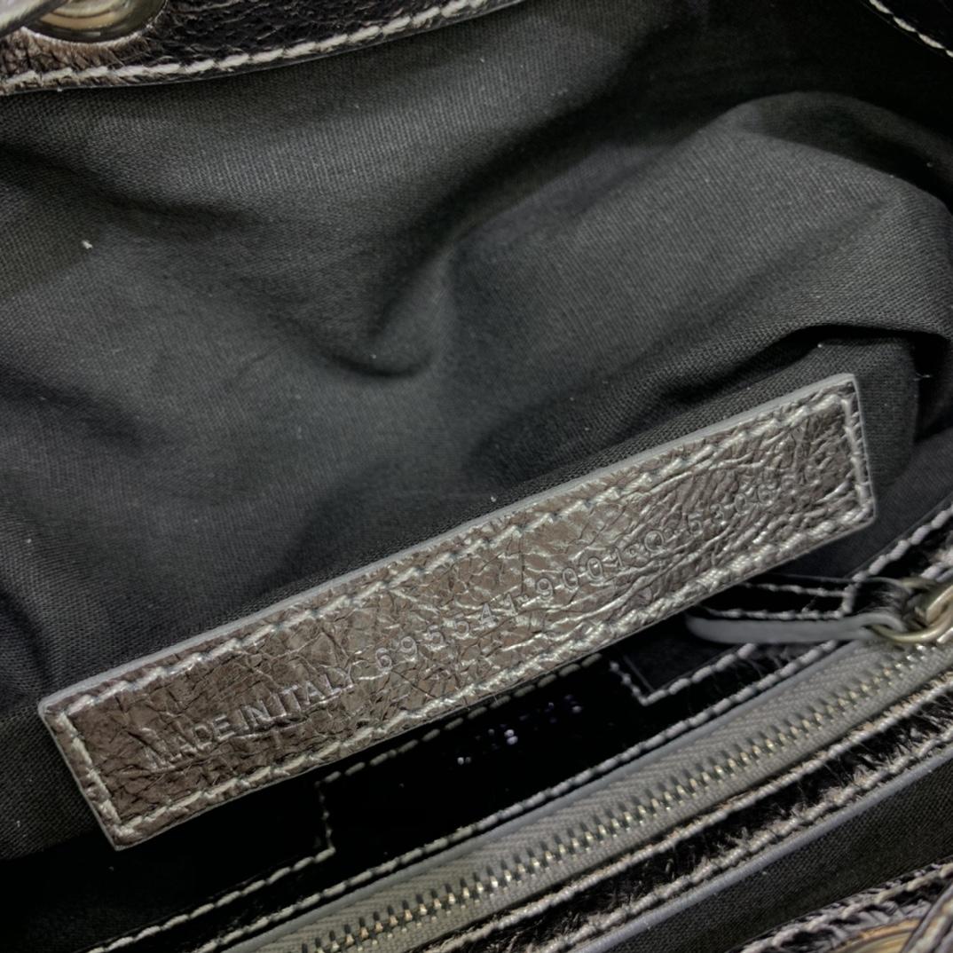 Balenciaga Le Cagole XS Beuteltasche aus silbermetallisiertem Arena-Lammleder, Beschläge in Altsilber mit weißen Strasssteinen (15–19,8–17,8 cm) - EUR FASHION