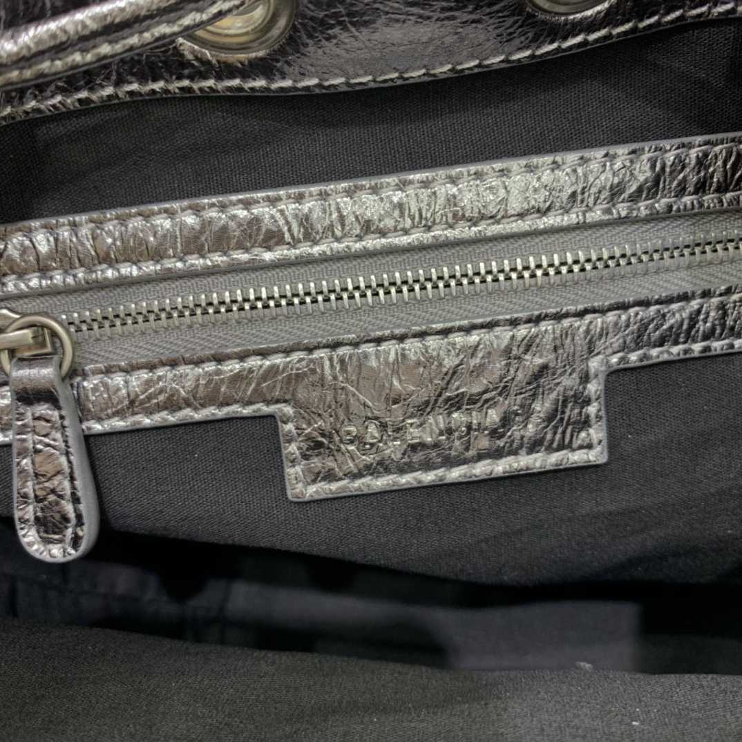 Balenciaga Le Cagole XS Beuteltasche aus silbermetallisiertem Arena-Lammleder, Beschläge in Altsilber mit weißen Strasssteinen (15–19,8–17,8 cm) - EUR FASHION