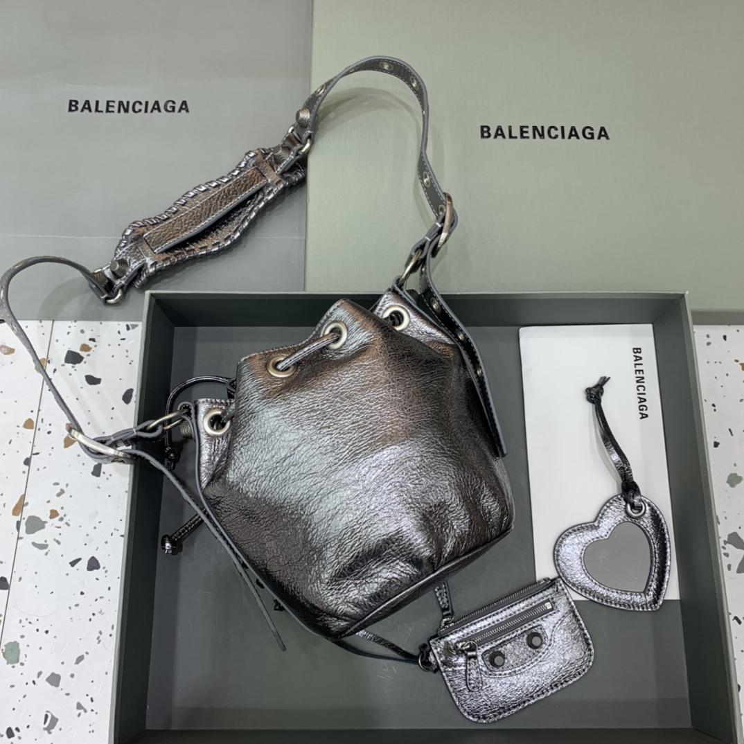 Balenciaga Le Cagole XS Beuteltasche aus silbermetallisiertem Arena-Lammleder, Beschläge in Altsilber mit weißen Strasssteinen (15–19,8–17,8 cm) - EUR FASHION