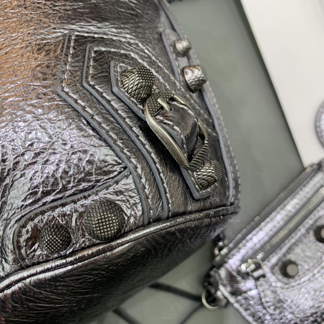 Balenciaga Le Cagole XS Beuteltasche aus silbermetallisiertem Arena-Lammleder, Beschläge in Altsilber mit weißen Strasssteinen (15–19,8–17,8 cm) - EUR FASHION
