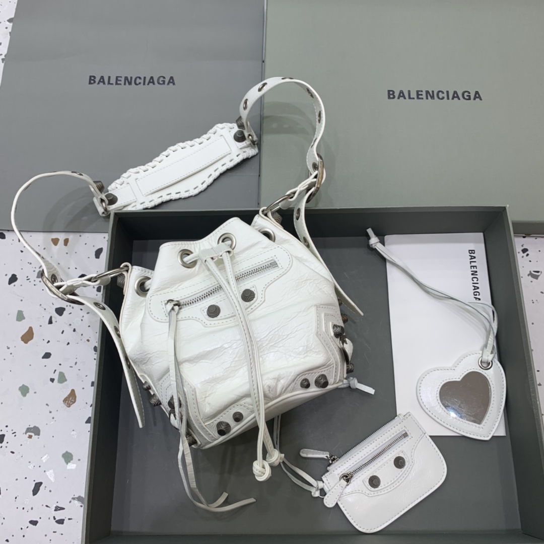 Balenciaga Le Cagole XS Beuteltasche aus weißem Arena-Lammleder, Beschläge in Altsilber (15–19,8–17,8 cm) - EUR FASHION