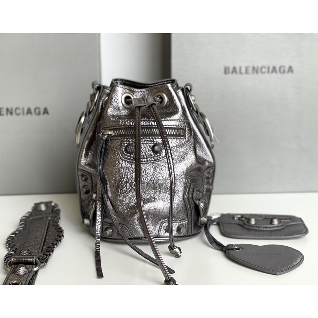 Balenciaga Le Cagole XS Beuteltasche metallisiert mit Strasssteinen - EUR FASHION