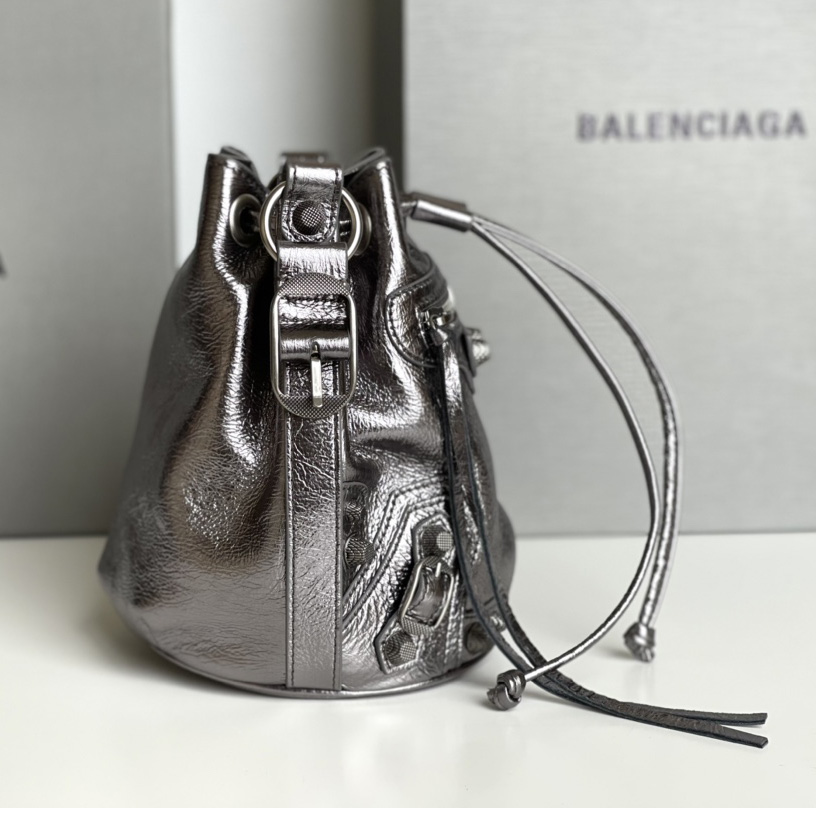 Balenciaga Le Cagole XS Beuteltasche metallisiert mit Strasssteinen - EUR FASHION