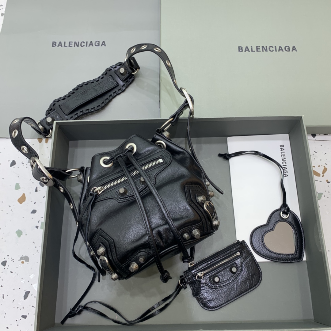 Balenciaga Le Cagole XS Beuteltasche aus schwarzem Arena-Lammleder, Beschläge in Altsilber (15–19,8–17,8 cm) - EUR FASHION