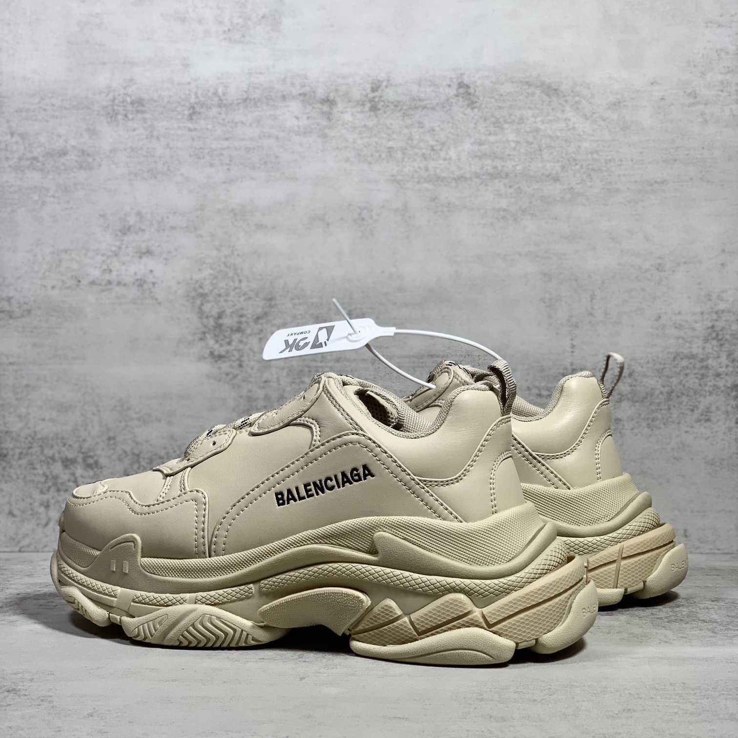 Balenciaga Triple S Sneaker aus beigem technischem Material - EUR FASHION