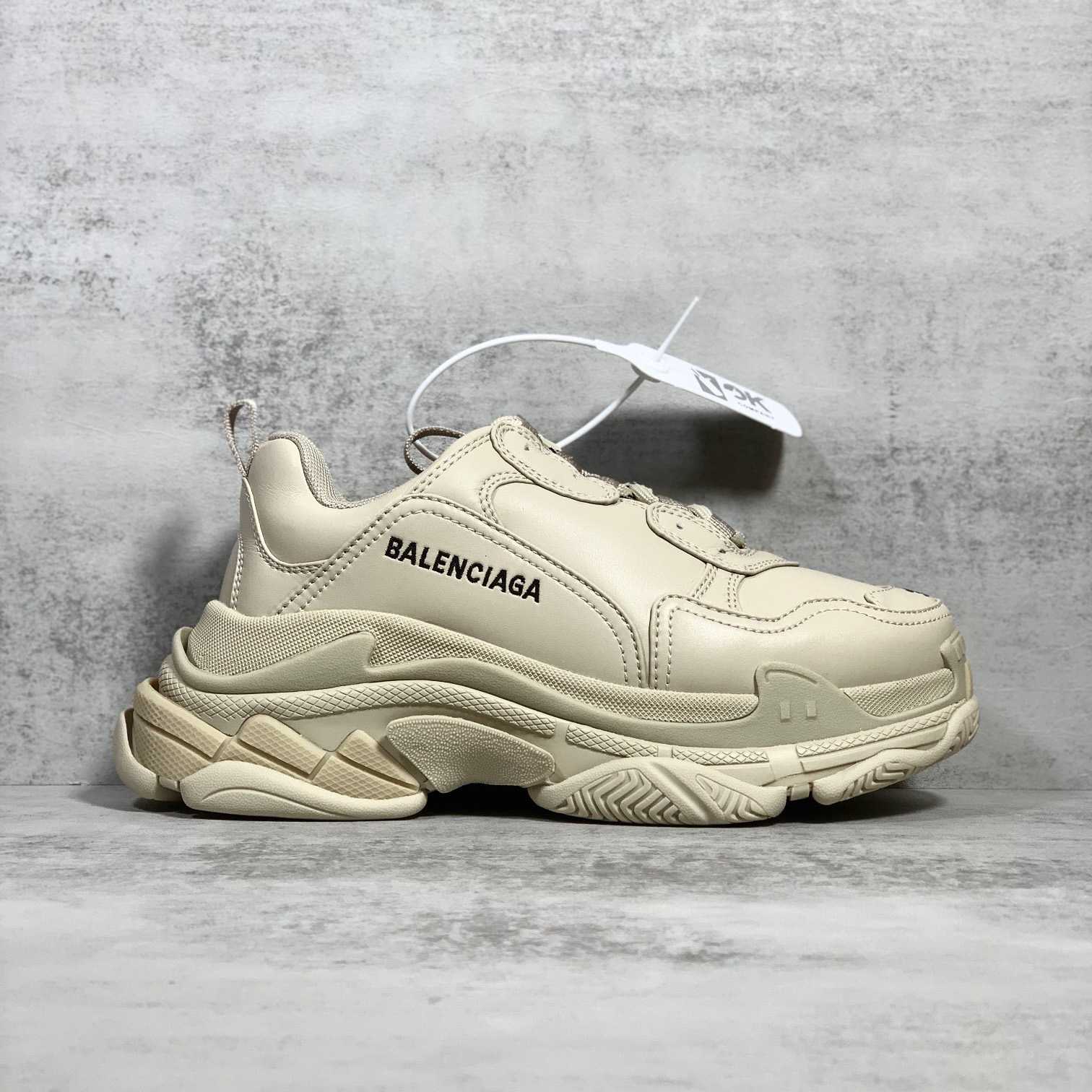 Balenciaga Triple S Sneaker aus beigem technischem Material - EUR FASHION