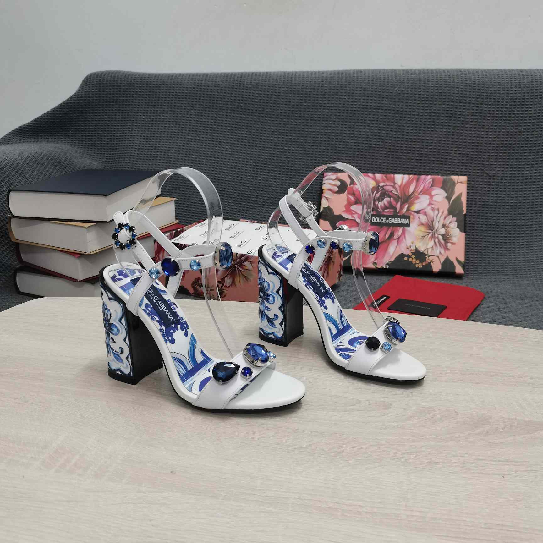 Dolce & Gabbana – Lackledersandalen mit Stickerei und bemaltem Absatz - EUR FASHION