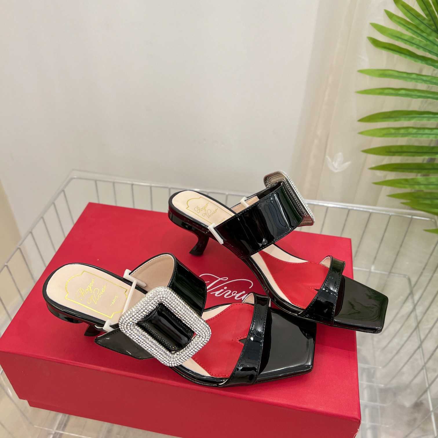 Roger Vivier Viv' Choc Mules mit seitlicher Strass-Schnalle aus Leder - EUR FASHION