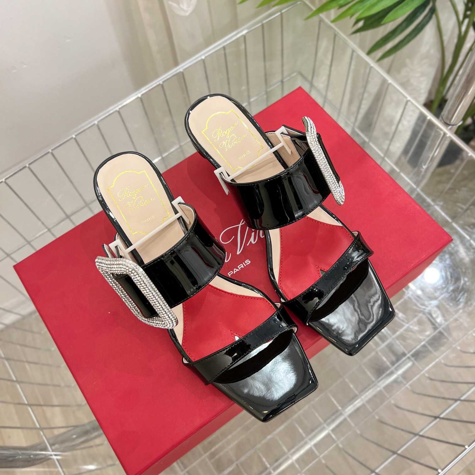 Roger Vivier Viv' Choc Mules mit seitlicher Strass-Schnalle aus Leder - EUR FASHION