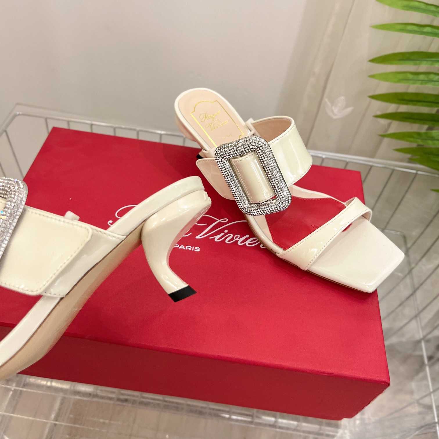 Roger Vivier Viv' Choc Mules mit seitlicher Strass-Schnalle aus Leder - EUR FASHION