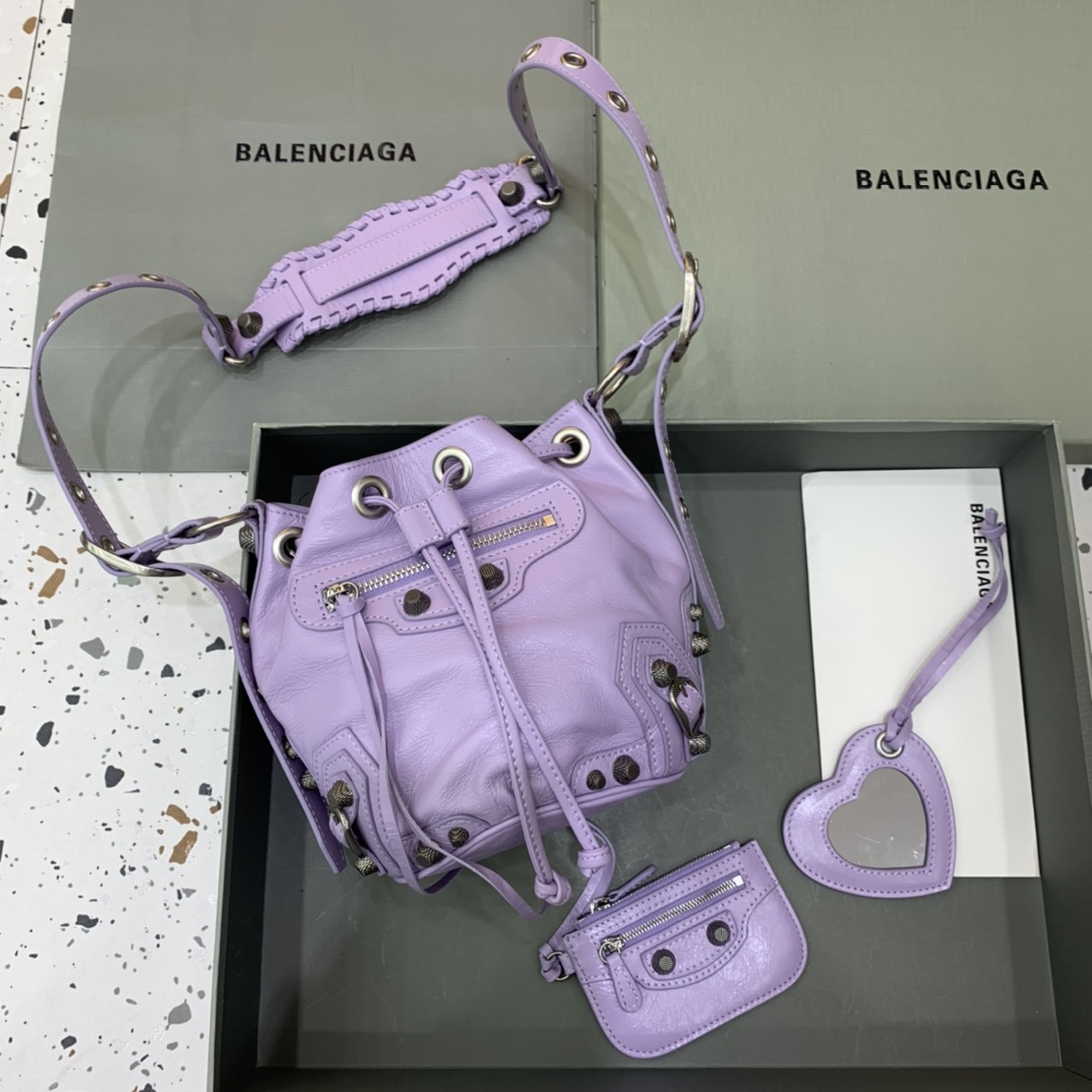 Balenciaga Le Cagole XS Beuteltasche aus hellviolettem Arena-Lammleder, Beschläge in Altsilber (15–19,8–17,8 cm) - EUR FASHION