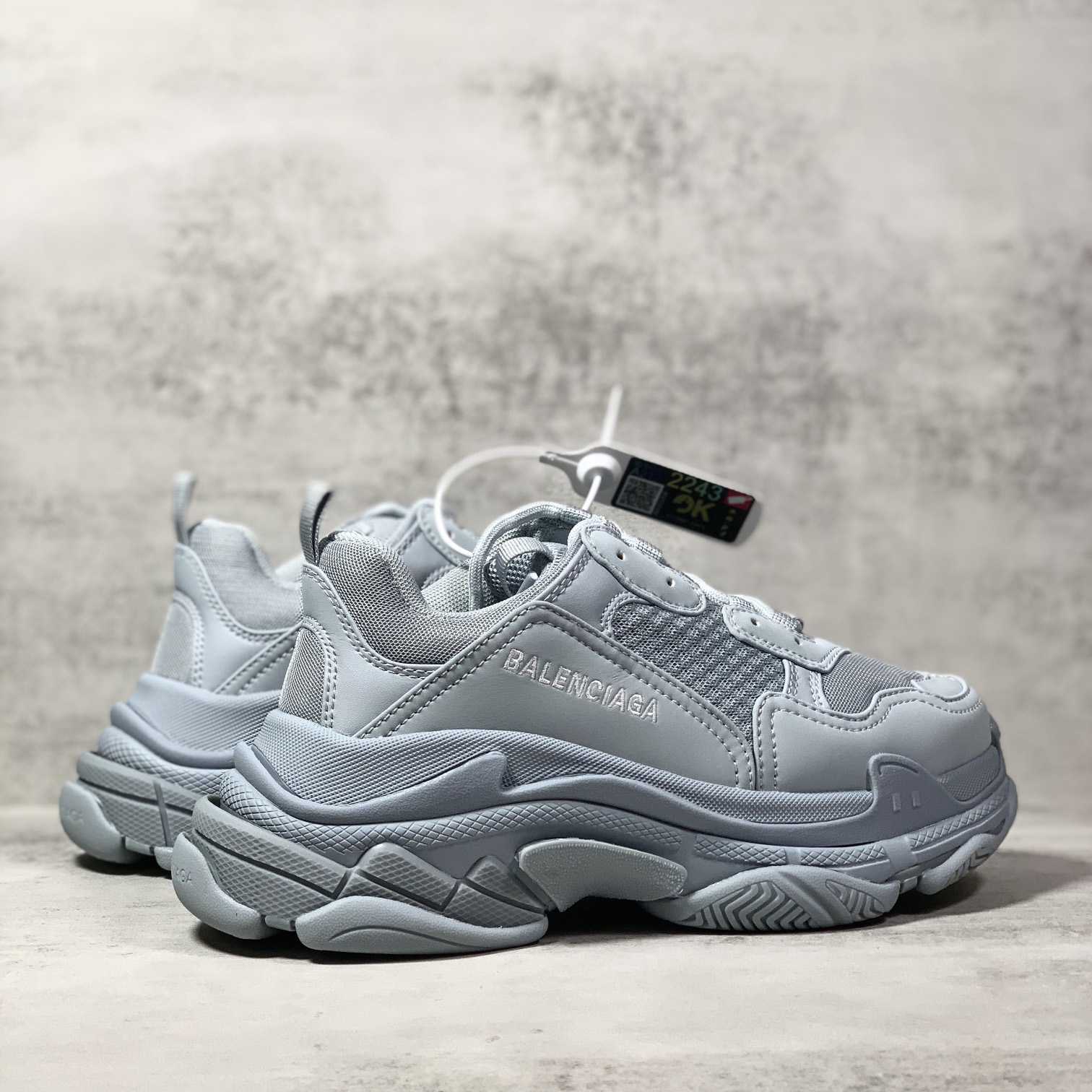 Balenciaga Triple S Sneaker aus hellblauem Doppelschaum und Mesh - EUR FASHION