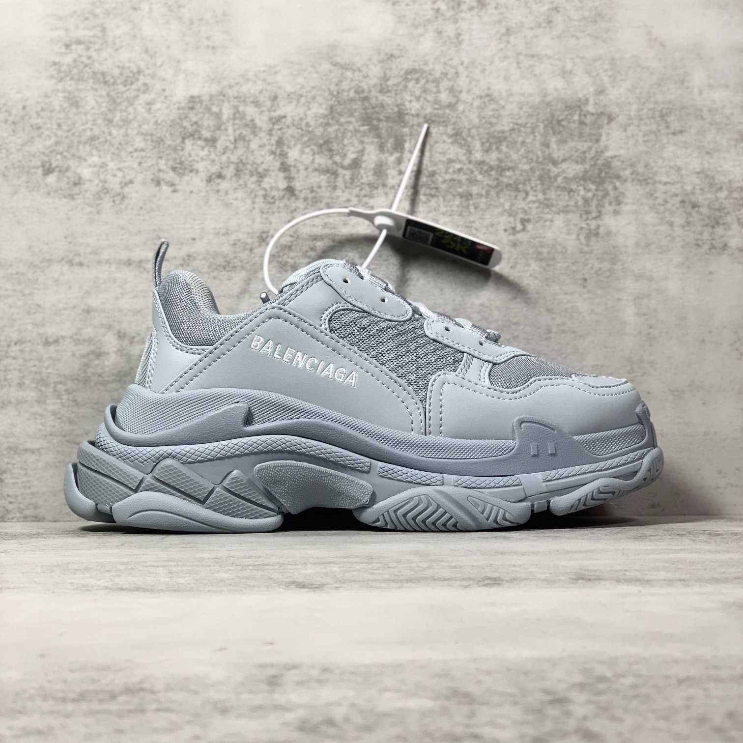 Balenciaga Triple S Sneaker aus hellblauem Doppelschaum und Mesh - EUR FASHION