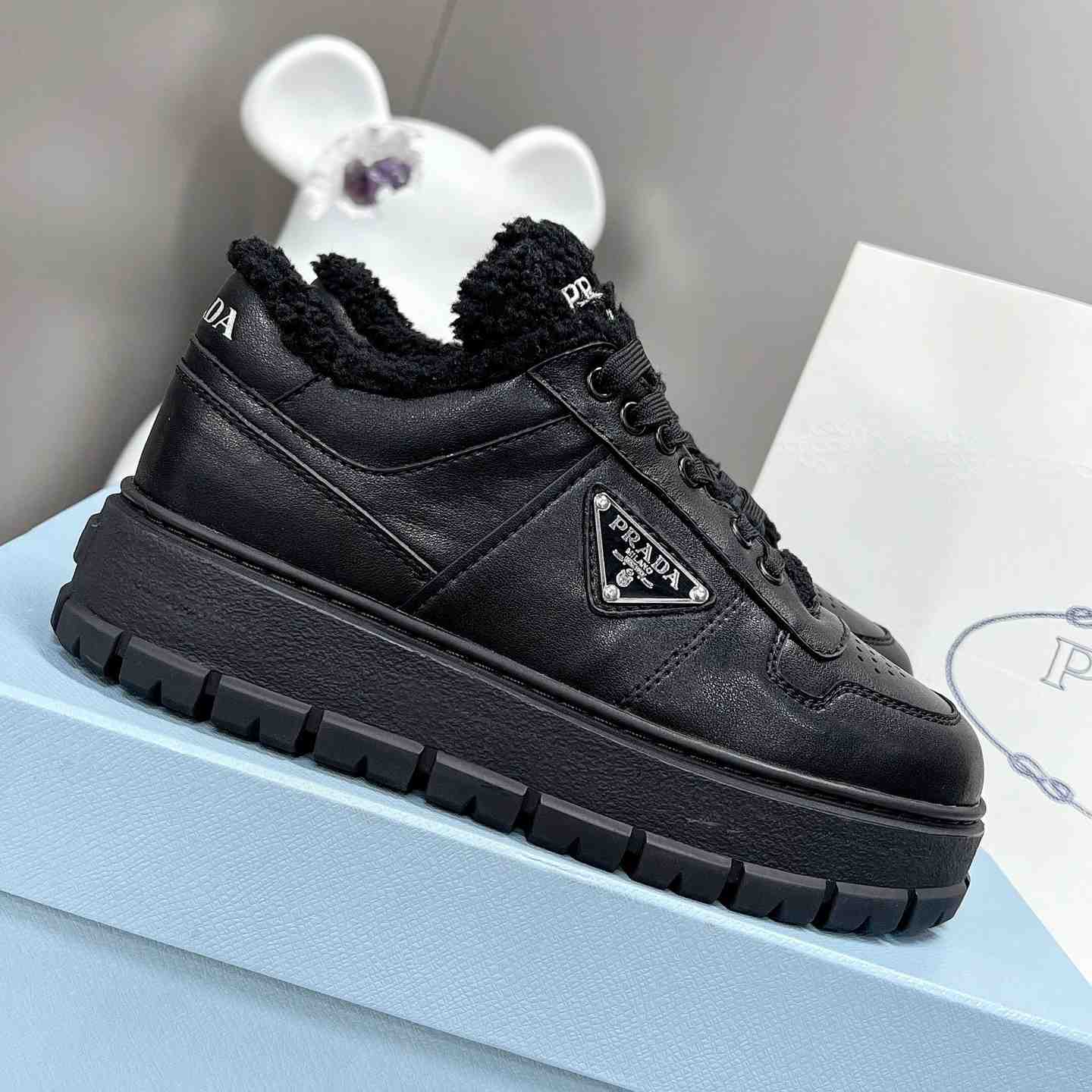 Prada-Sneaker aus Leder und Lammfell - EUR FASHION