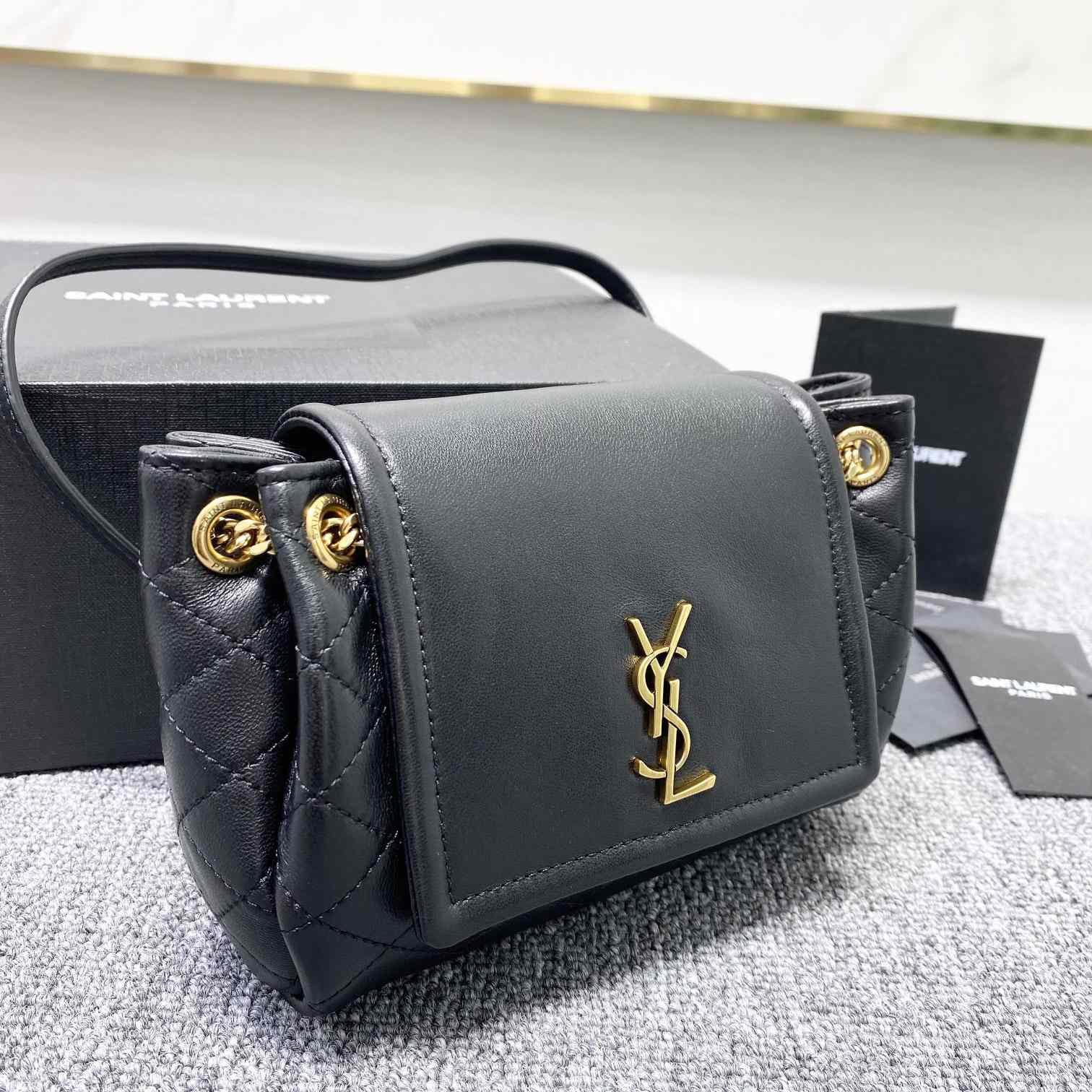 Saint Laurent Mini Nolita aus Lammleder (18-13-6 cm) - EUR FASHION