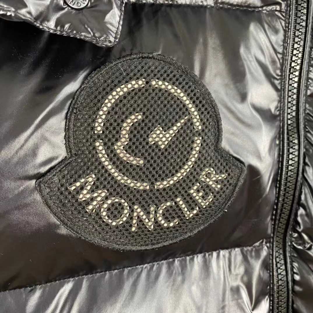 Schwarze Daunenjacke von Moncler - EUR FASHION