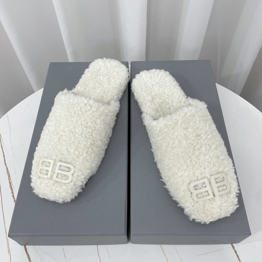 Balenciaga Cozy BB Mule aus weißem Fake Shearling - EUR FASHION