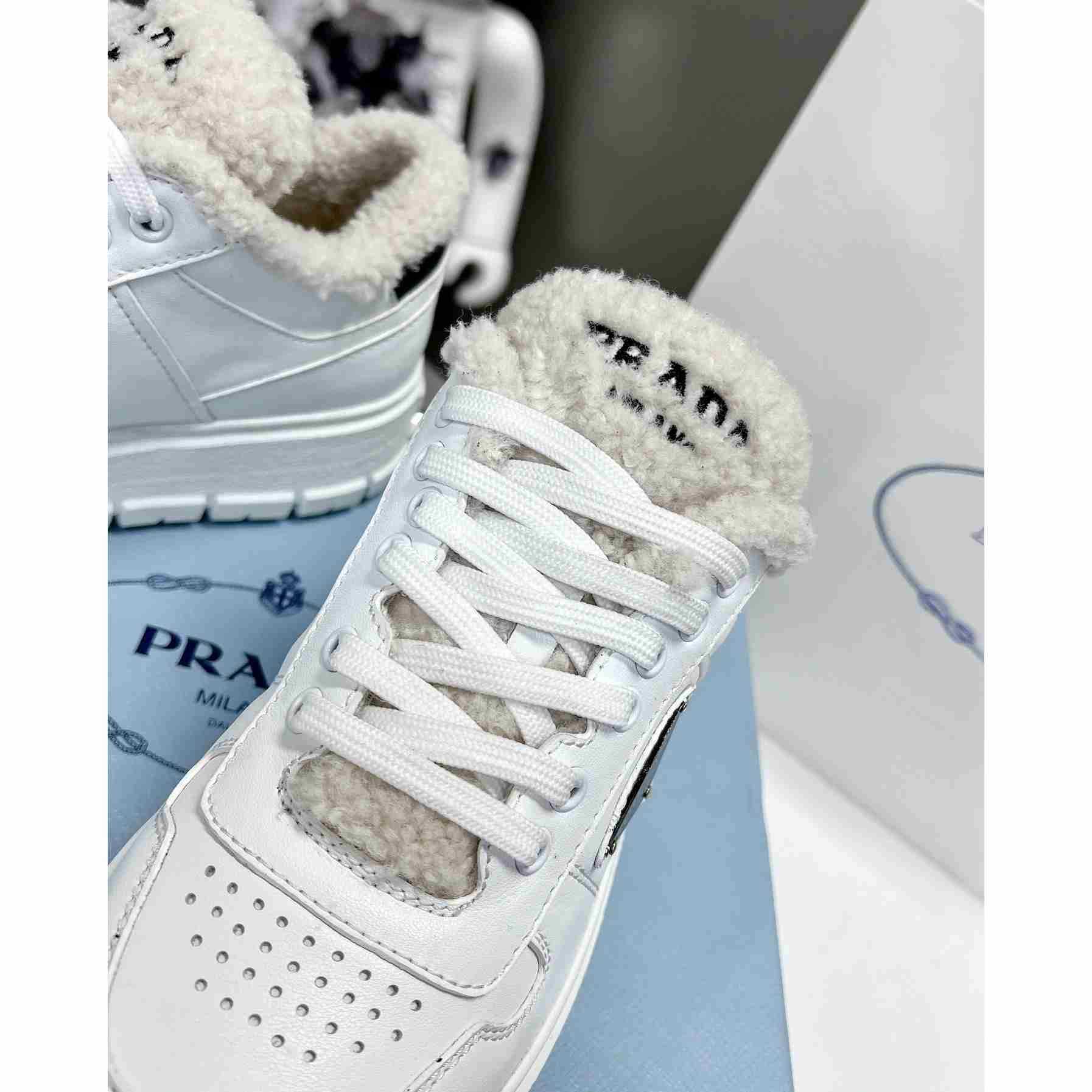 Prada-Sneaker aus Leder und Lammfell - EUR FASHION