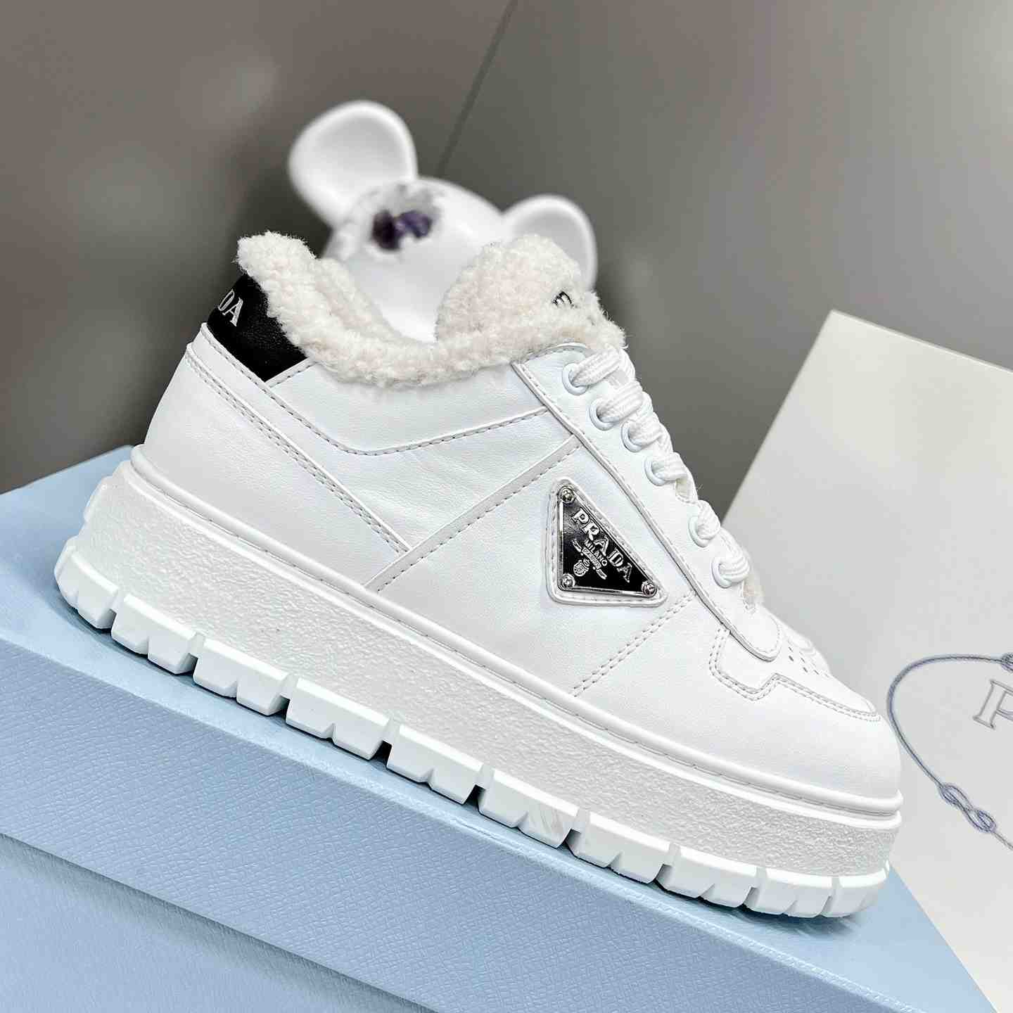 Prada-Sneaker aus Leder und Lammfell - EUR FASHION