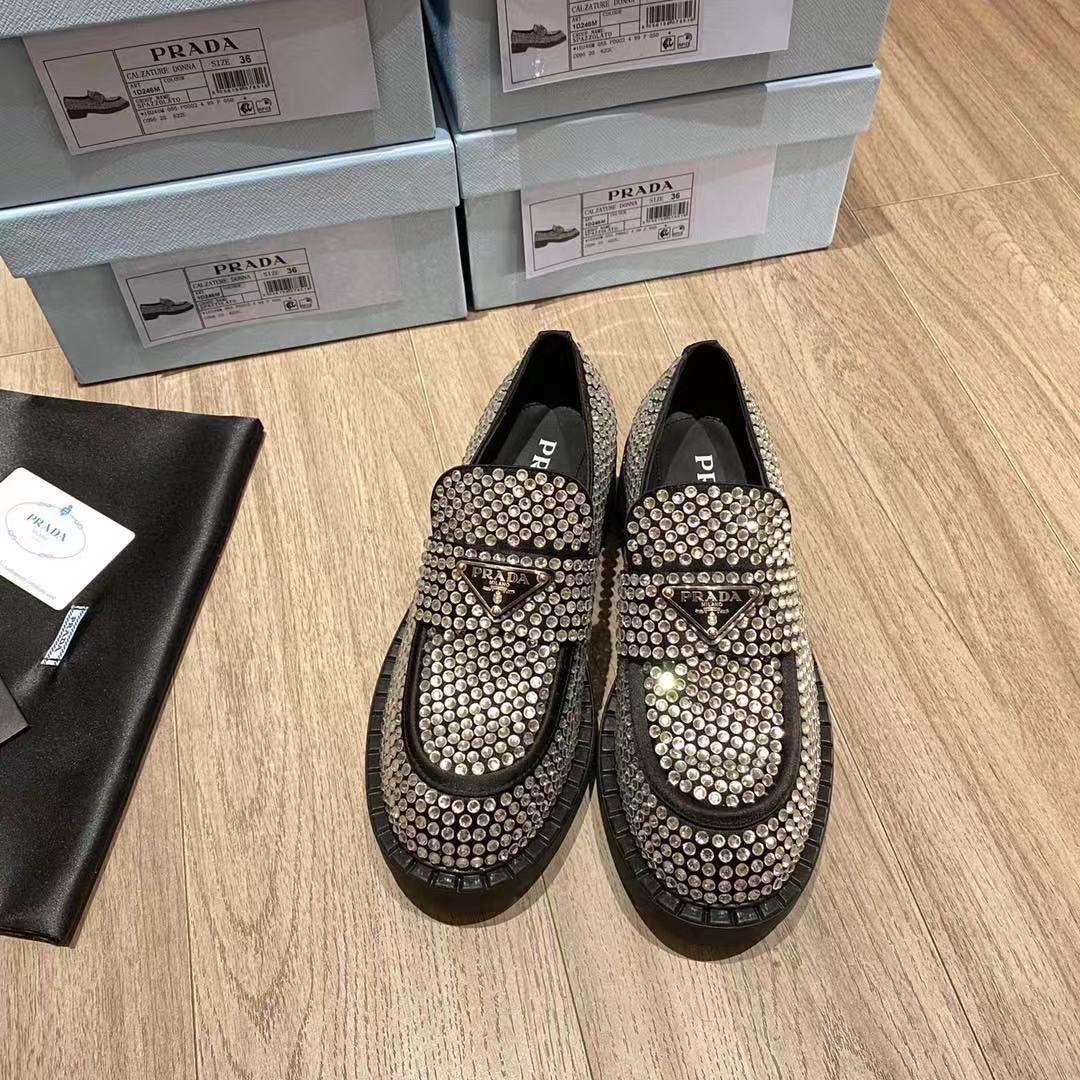 Prada Schokoladen-Satin-Loafer mit Kristallen - EUR FASHION
