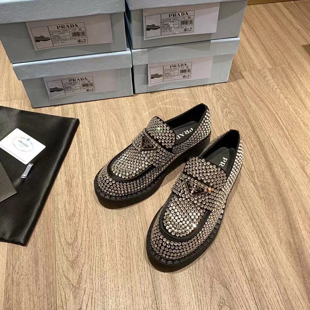 Prada Schokoladen-Satin-Loafer mit Kristallen - EUR FASHION