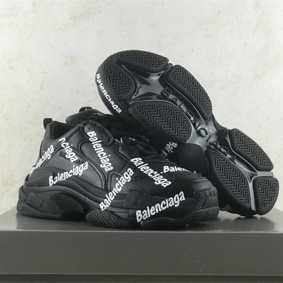 Balenciaga Triple S Logotype Sneaker aus technischem Schwarz-Weiß-Material - EUR FASHION