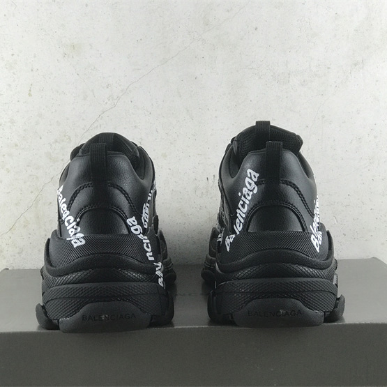 Balenciaga Triple S Logotype Sneaker aus technischem Schwarz-Weiß-Material - EUR FASHION