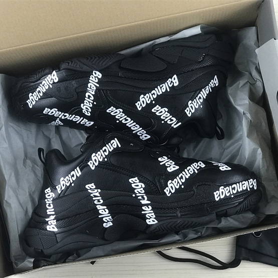Balenciaga Triple S Logotype Sneaker aus technischem Schwarz-Weiß-Material - EUR FASHION