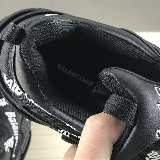 Balenciaga Triple S Logotype Sneaker aus technischem Schwarz-Weiß-Material - EUR FASHION