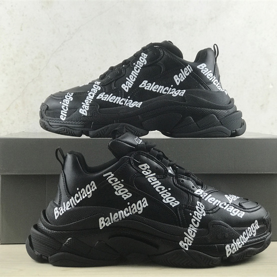 Balenciaga Triple S Logotype Sneaker aus technischem Schwarz-Weiß-Material - EUR FASHION