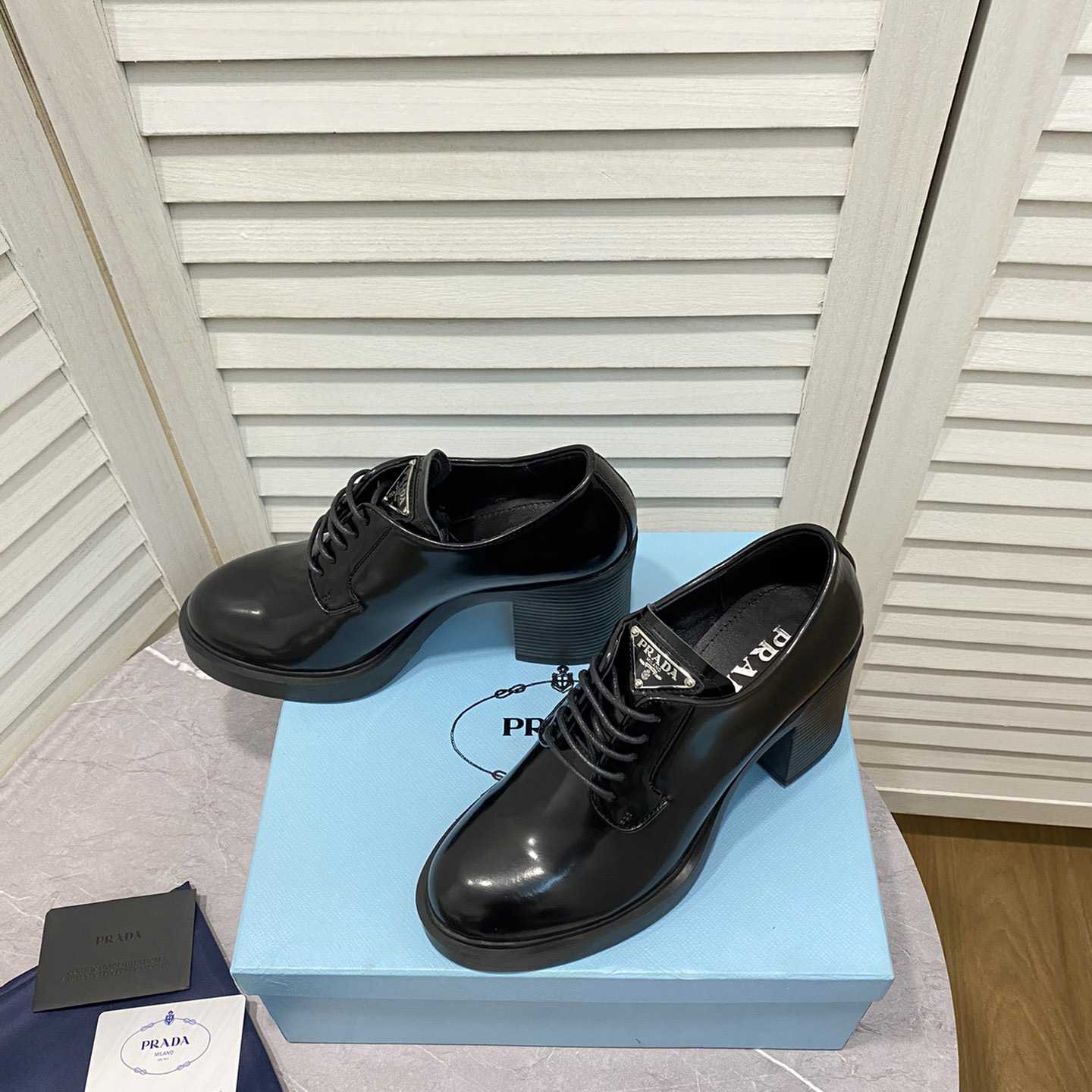 Prada-Schnürschuhe aus gebürstetem Leder mit Absatz - EUR FASHION
