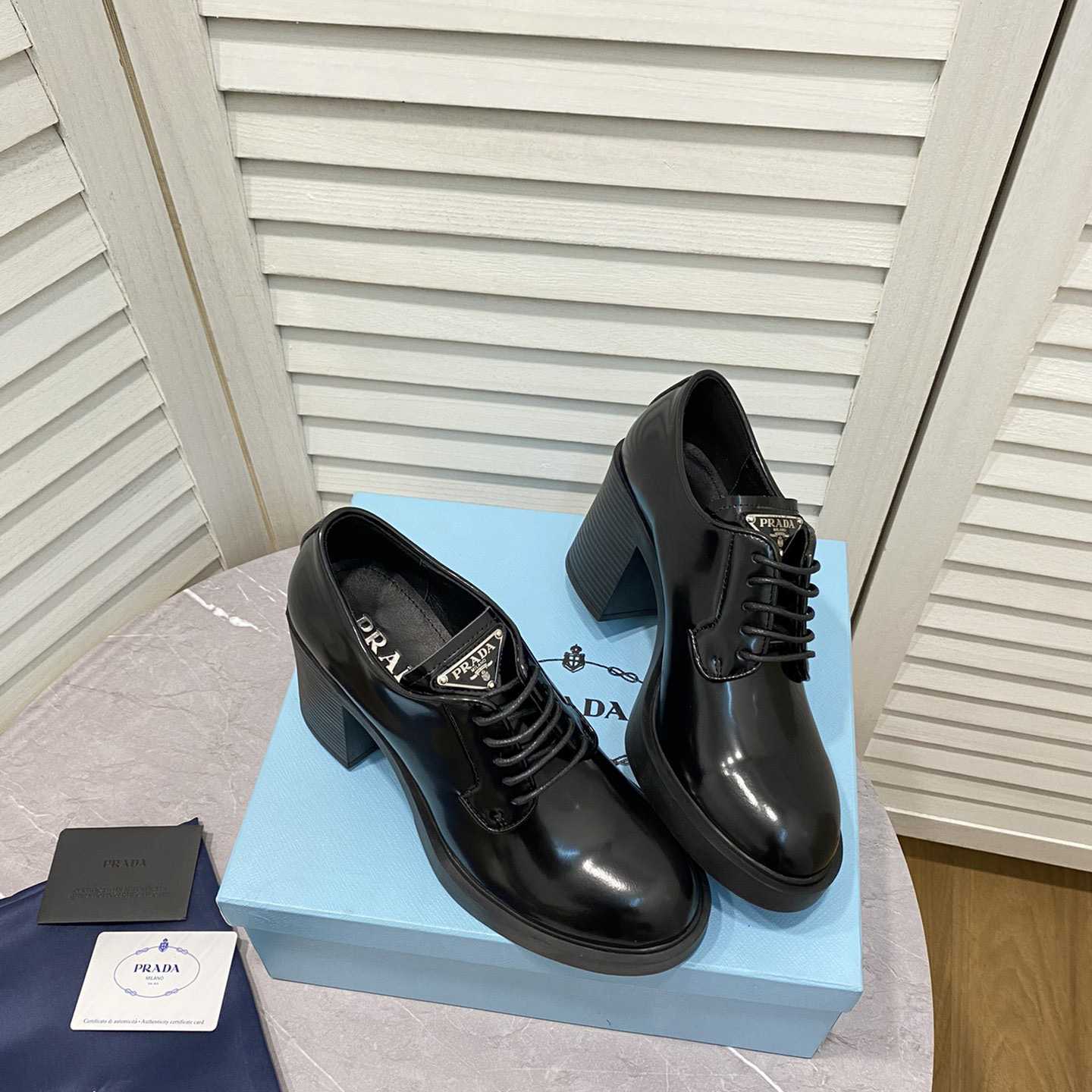 Prada-Schnürschuhe aus gebürstetem Leder mit Absatz - EUR FASHION