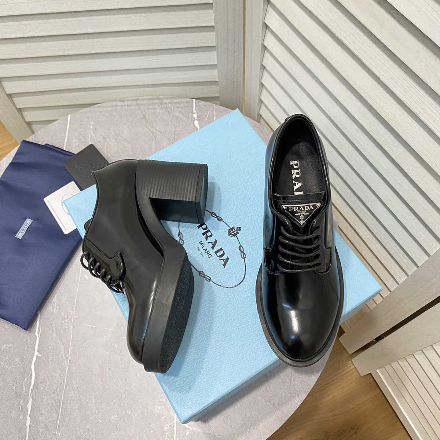 Prada-Schnürschuhe aus gebürstetem Leder mit Absatz - EUR FASHION